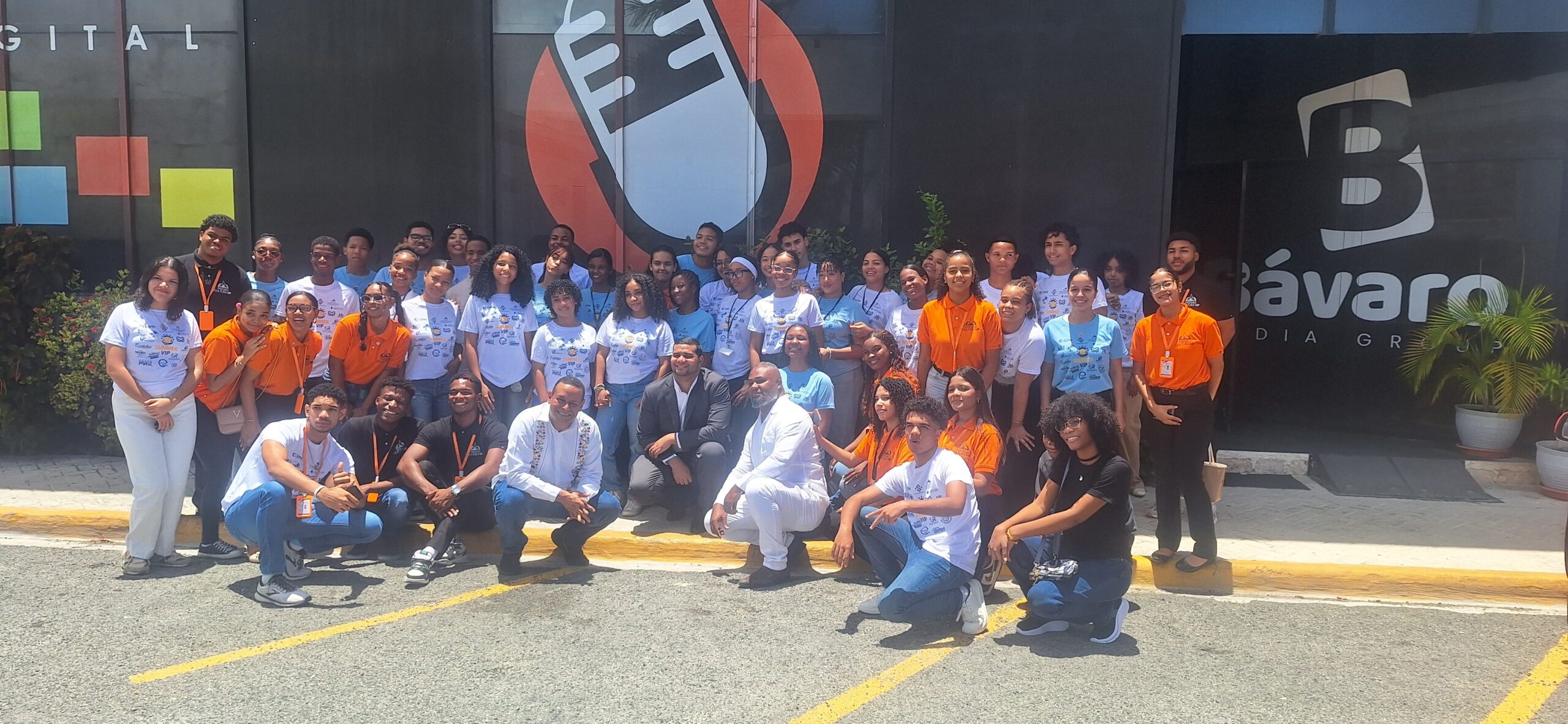 Darian Vargas imparte charla motivacional a jóvenes en Bávaro Media Group
