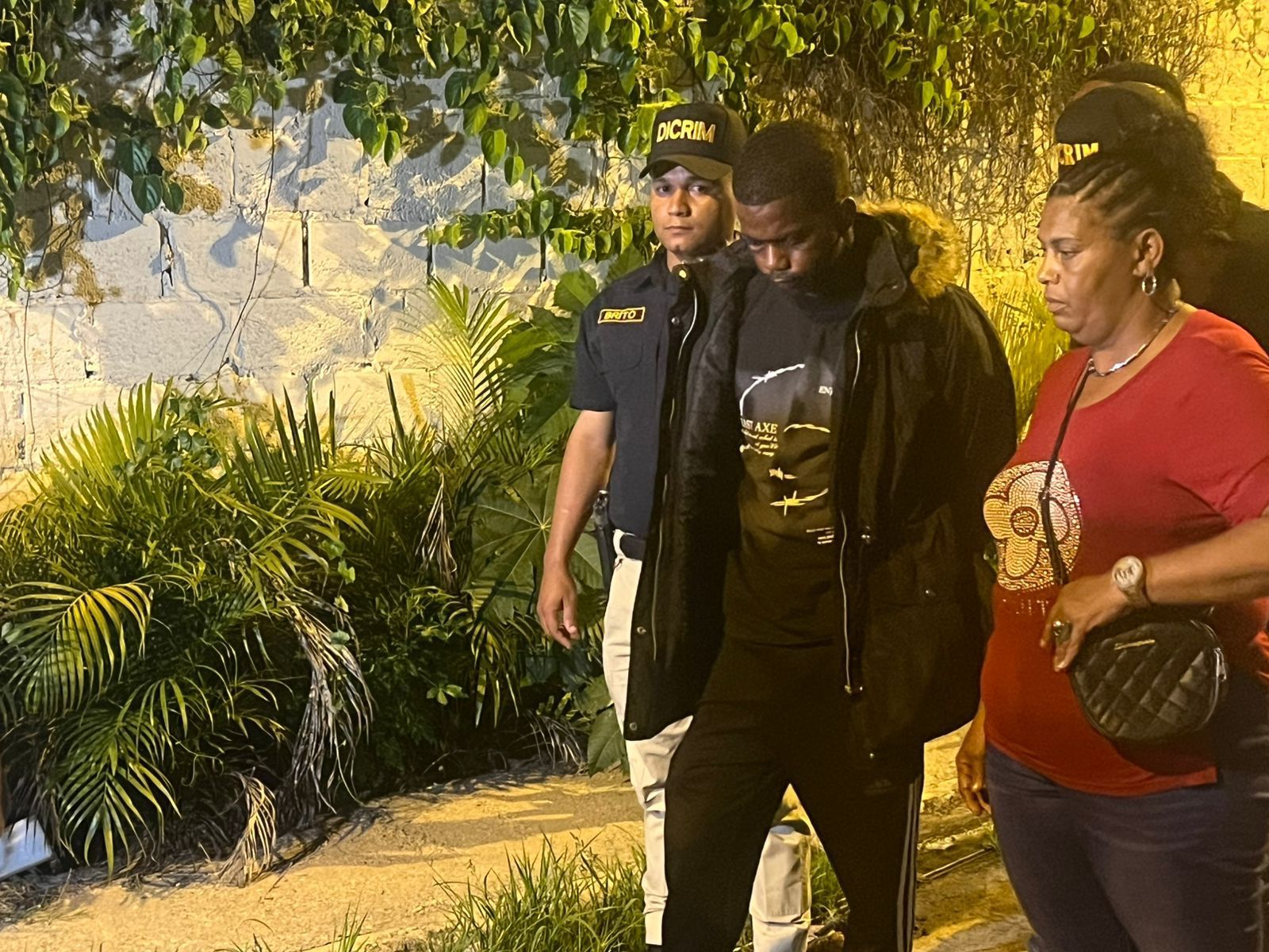 Hombre que mató su pareja e hirió hija de la misma en Monte Plata, se entrego a las autoridades