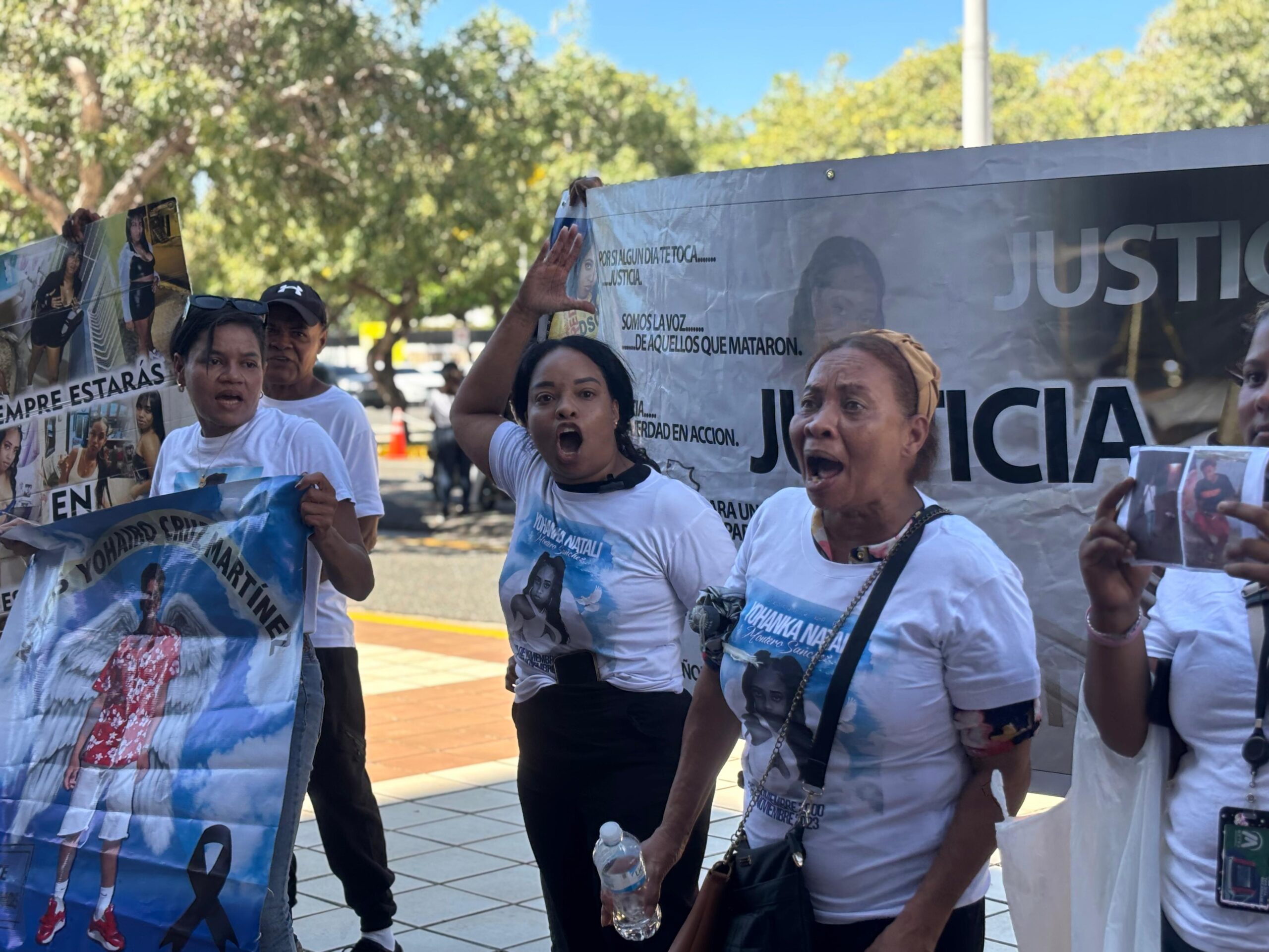Sindicatos "madres de Fe"protesta en la PGR por impunidad en casos de asesinatos