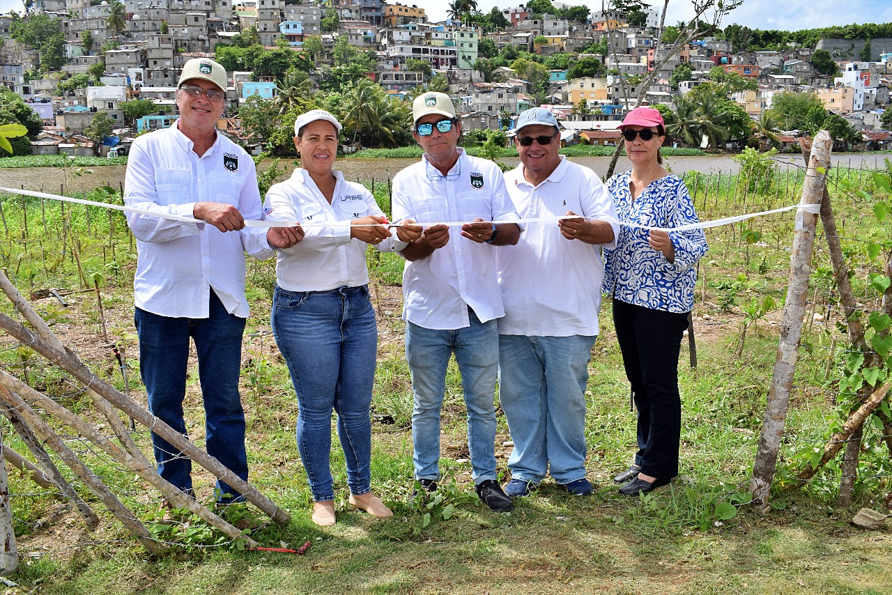 Exalumnos del Loyola concluye jornada de siembra en Domingo Savio