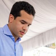Omar Fernández entrega útiles escolares a estudiantes en Dajabón