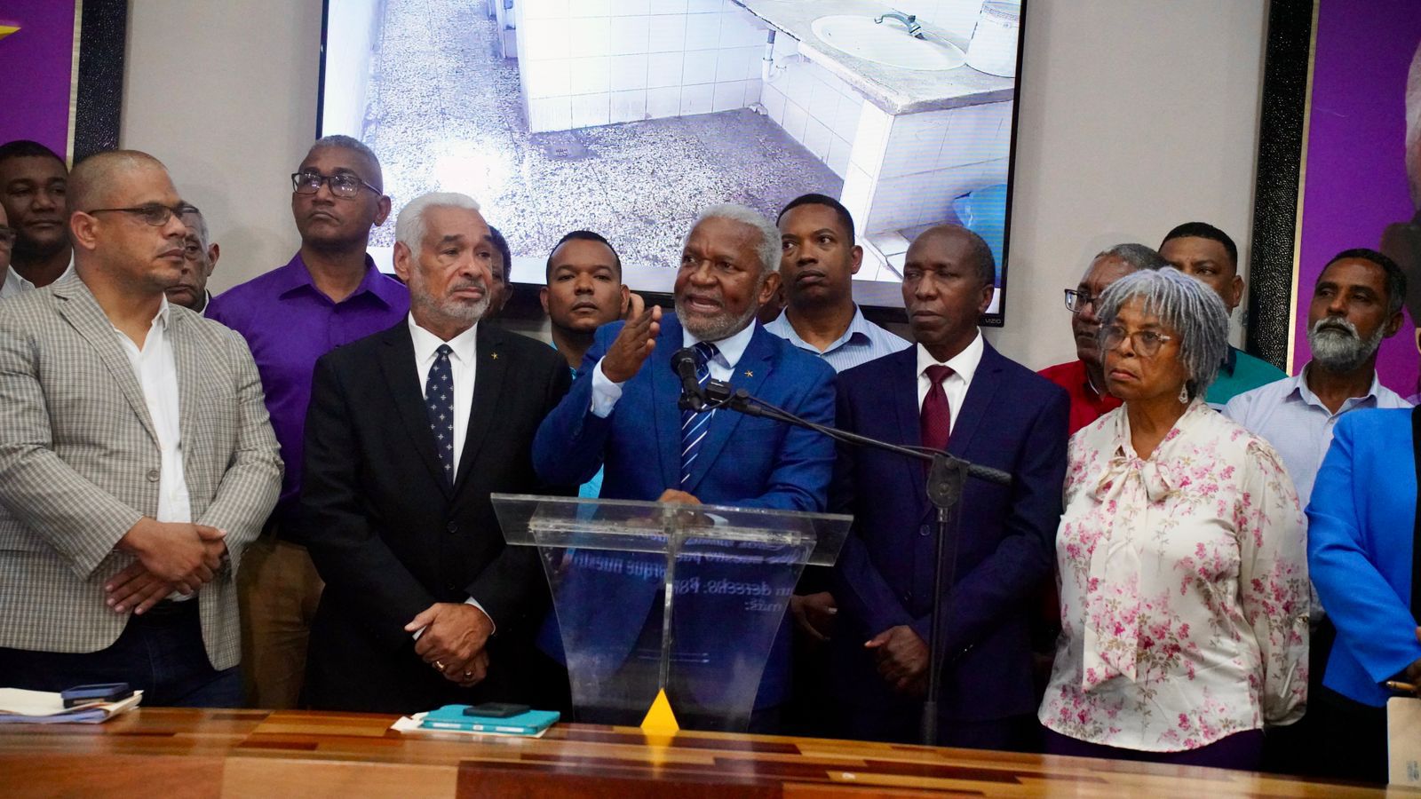 PLD denuncia colapso del sistema educativo y presenta Plan de Emergencia para garantizar cupo escolar