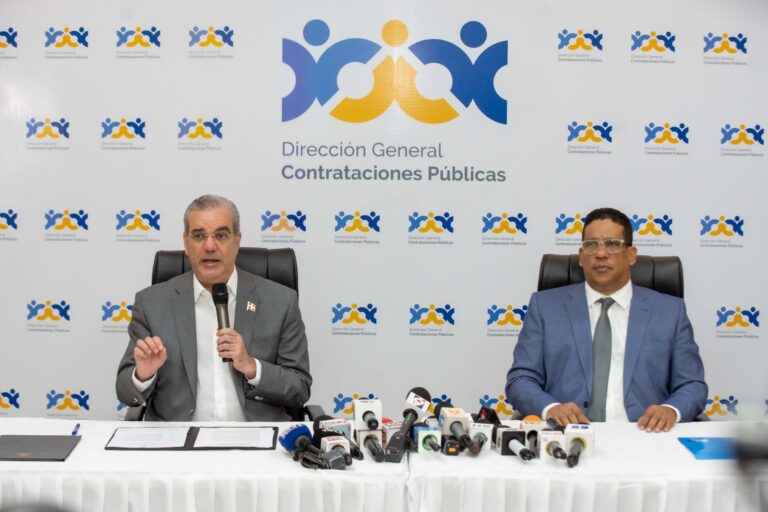 Presidente Luis Abinader y Carlos Pimentel director de la DGCP.