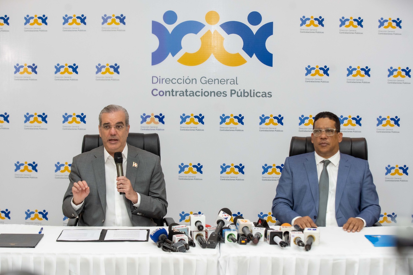 Presidente Luis Abinader y Carlos Pimentel director de la DGCP.