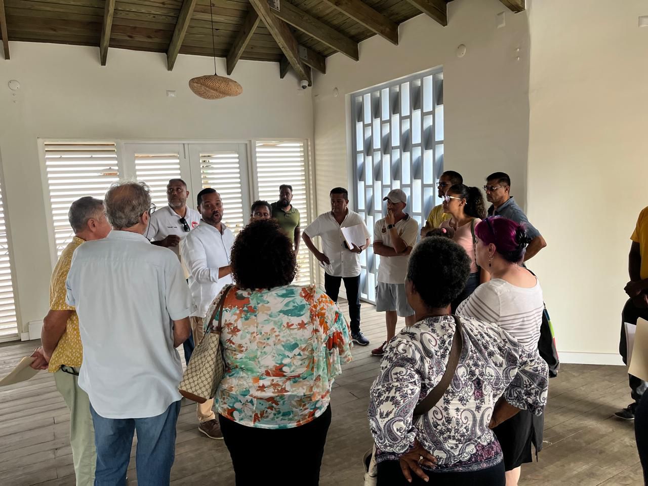 Autoridades y líderes comunitarios supervisan nuevos locales del Pueblo de los Pescadores
