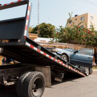 Alcaldía del DN y DIGESETT retiran vehículos mal estacionados y chatarras en Ensanche Quisqueya