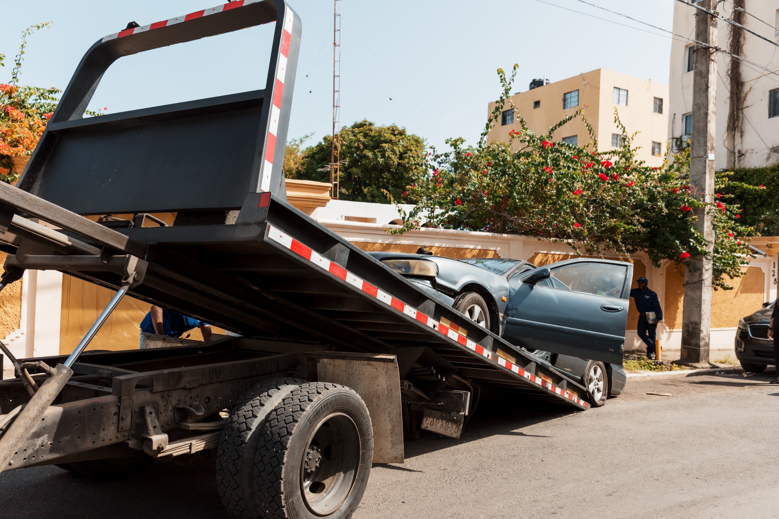 Alcaldía del DN y DIGESETT retiran vehículos mal estacionados y chatarras en Ensanche Quisqueya