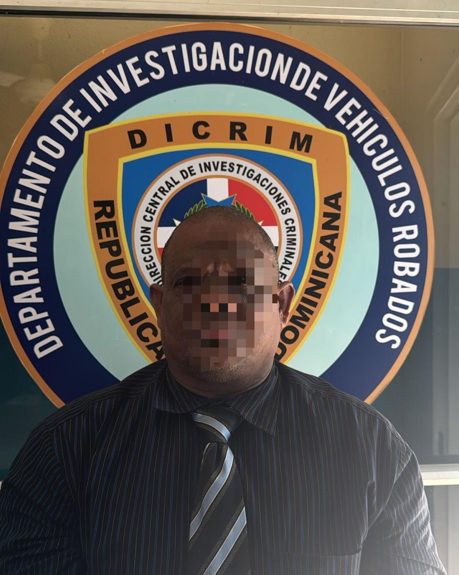 Arrestan a falso pastor por liderar red de falsificación de matrículas en Santiago