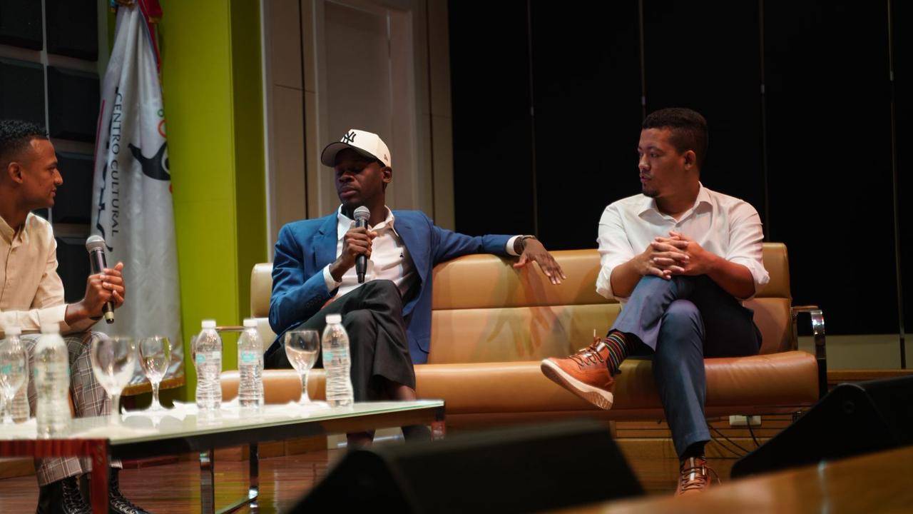 Humor y perseverancia: el mensaje de Víctor Baujour en el Panel Juventud Empoderada