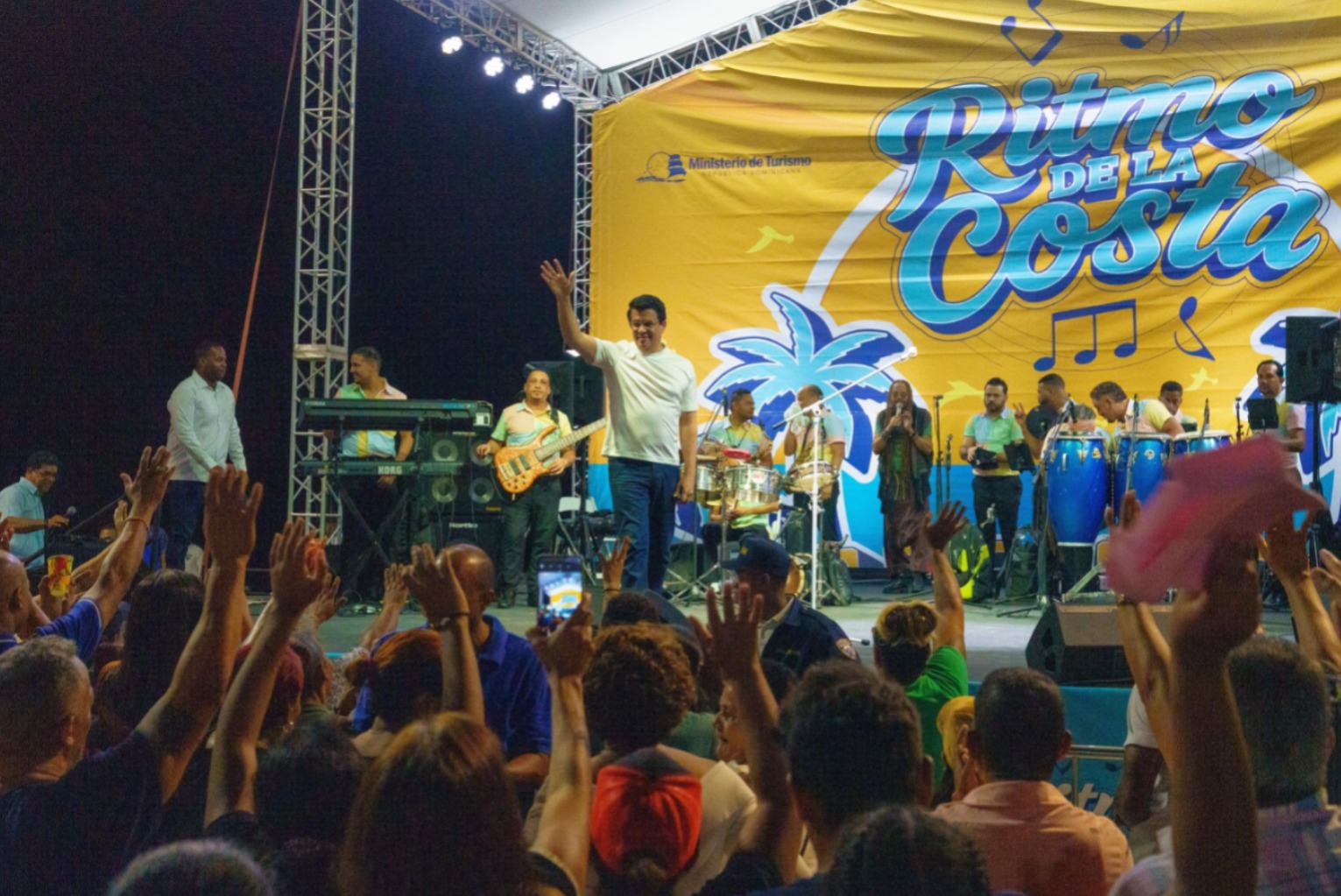Bañada de merengue David Collado inaugura plataforma Ritmo de la Costa en malecón SDE