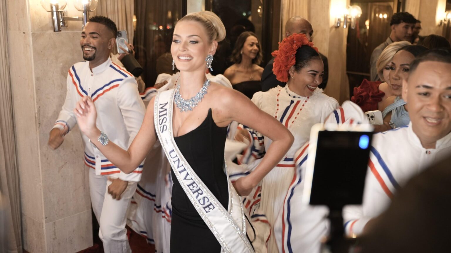 Miss Universo 2024 Victoria Kjaer llega al Miss RD Universo 2025