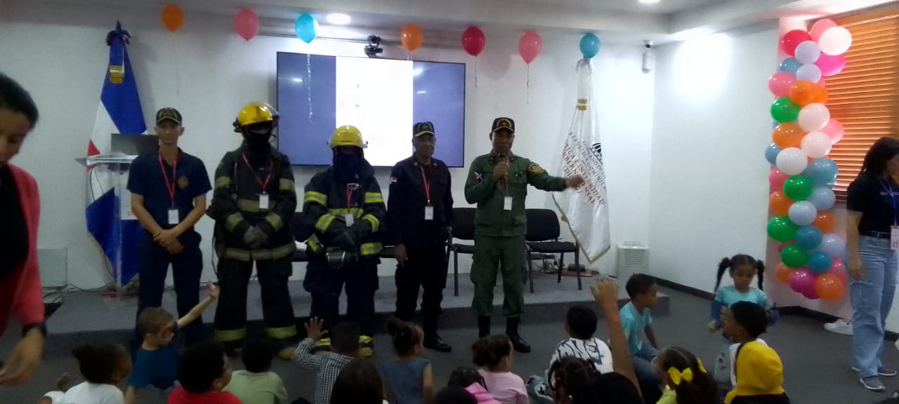 Bomberos de SD Norte inspiran a los niños en “Verano Divertido 2025”