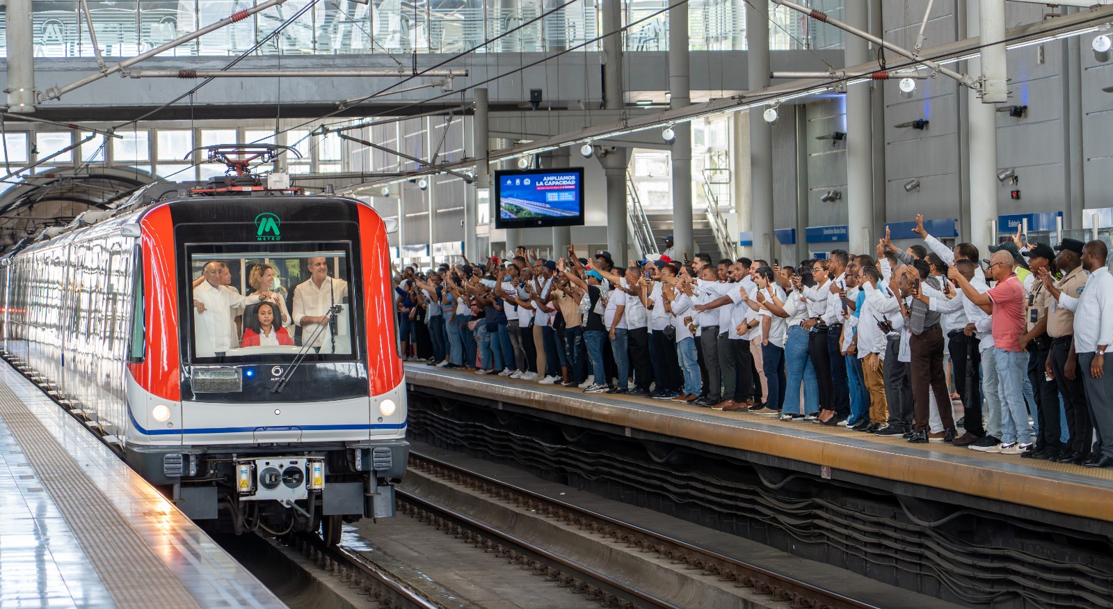 Se registra reducción de filas en primer día de operación con trenes de seis vagones en Línea 1 del Metro