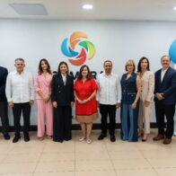 Carolina Mejía junto a la Cámara de Comercio y Producción de Santo Domingo.
