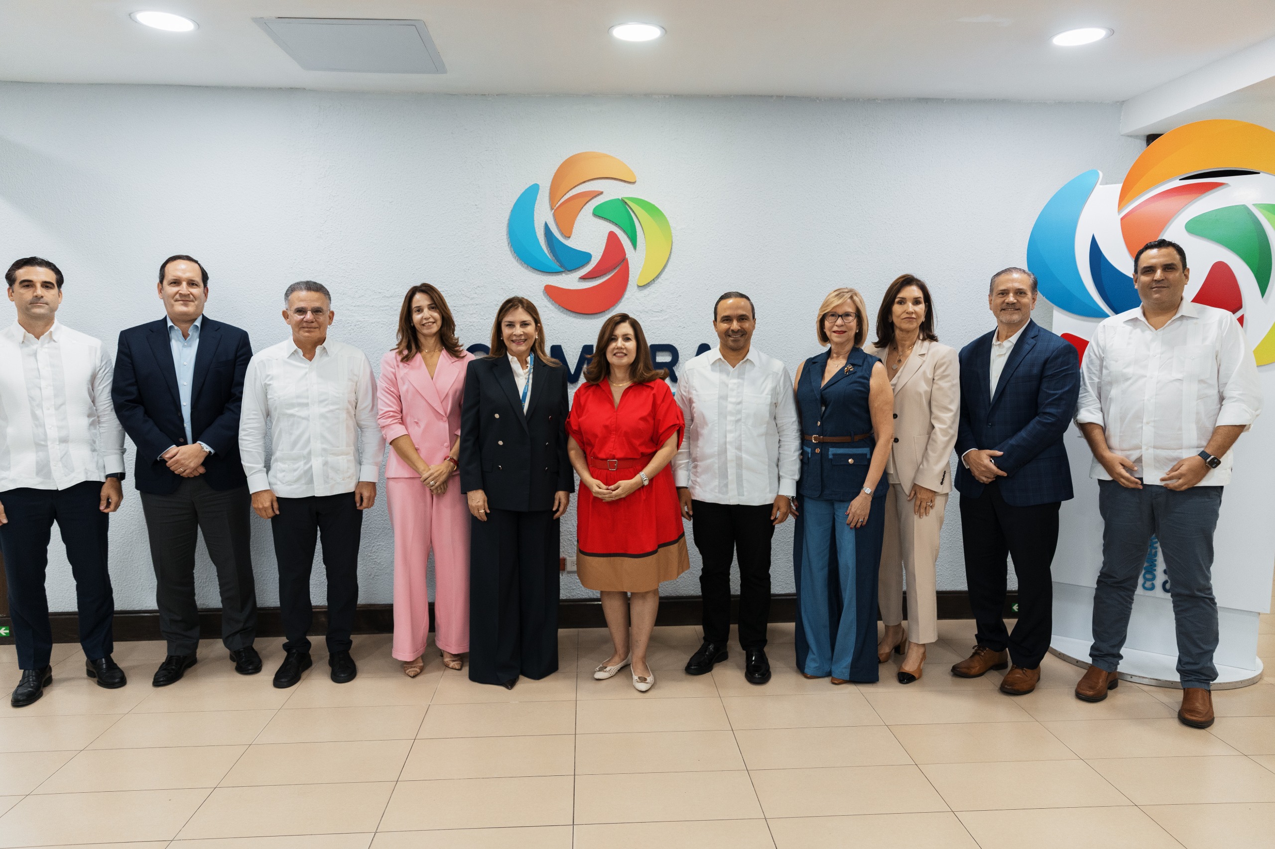 Carolina Mejía junto a la Cámara de Comercio y Producción de Santo Domingo.