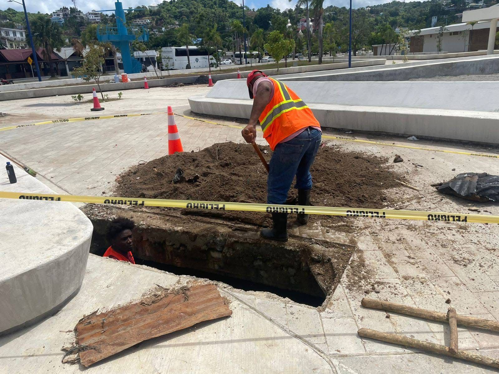Samaná fortalece gestión ambiental con limpieza preventiva en canales del Malecón