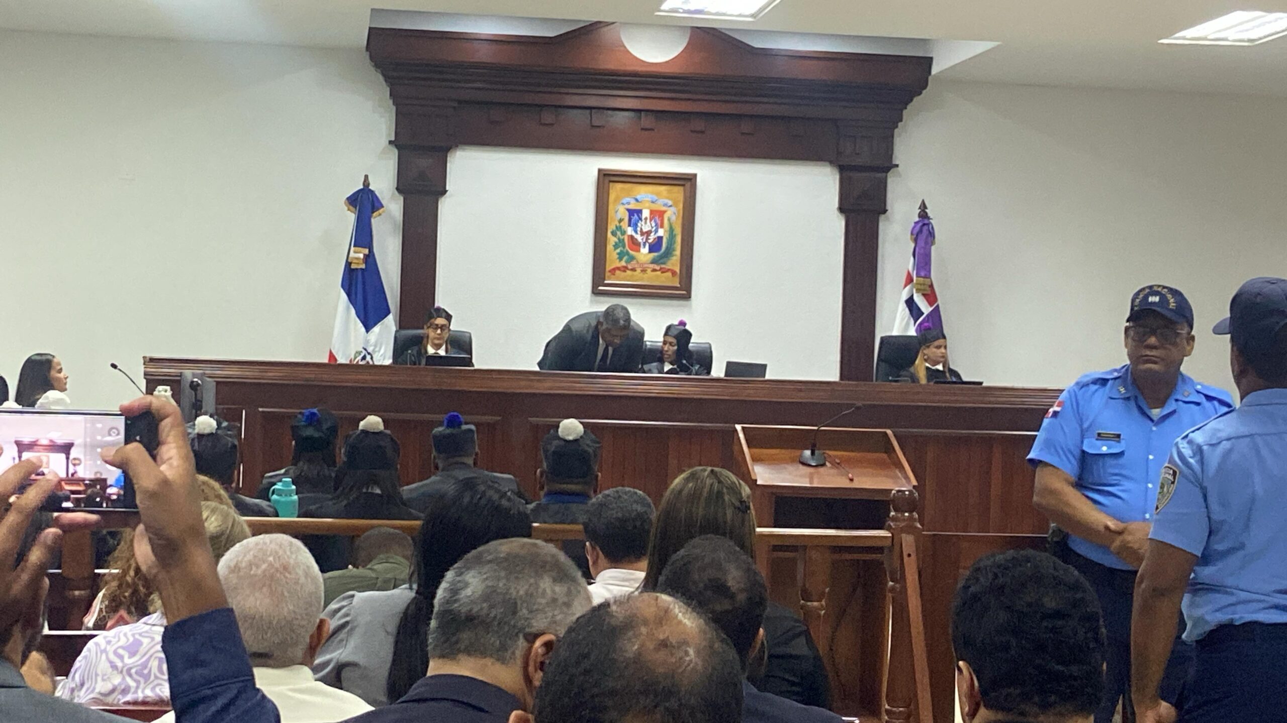 Tras más de cinco horas de espera, juezas suben a leer la sentencia del caso Antipulpo