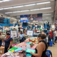 Padres denuncian alza en precios de útiles escolares a semanas del inicio de clases