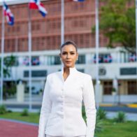 Selinée Méndez proyecta elegancia y liderazgo en el Congreso Nacional, vestida de Suzelle Taveras