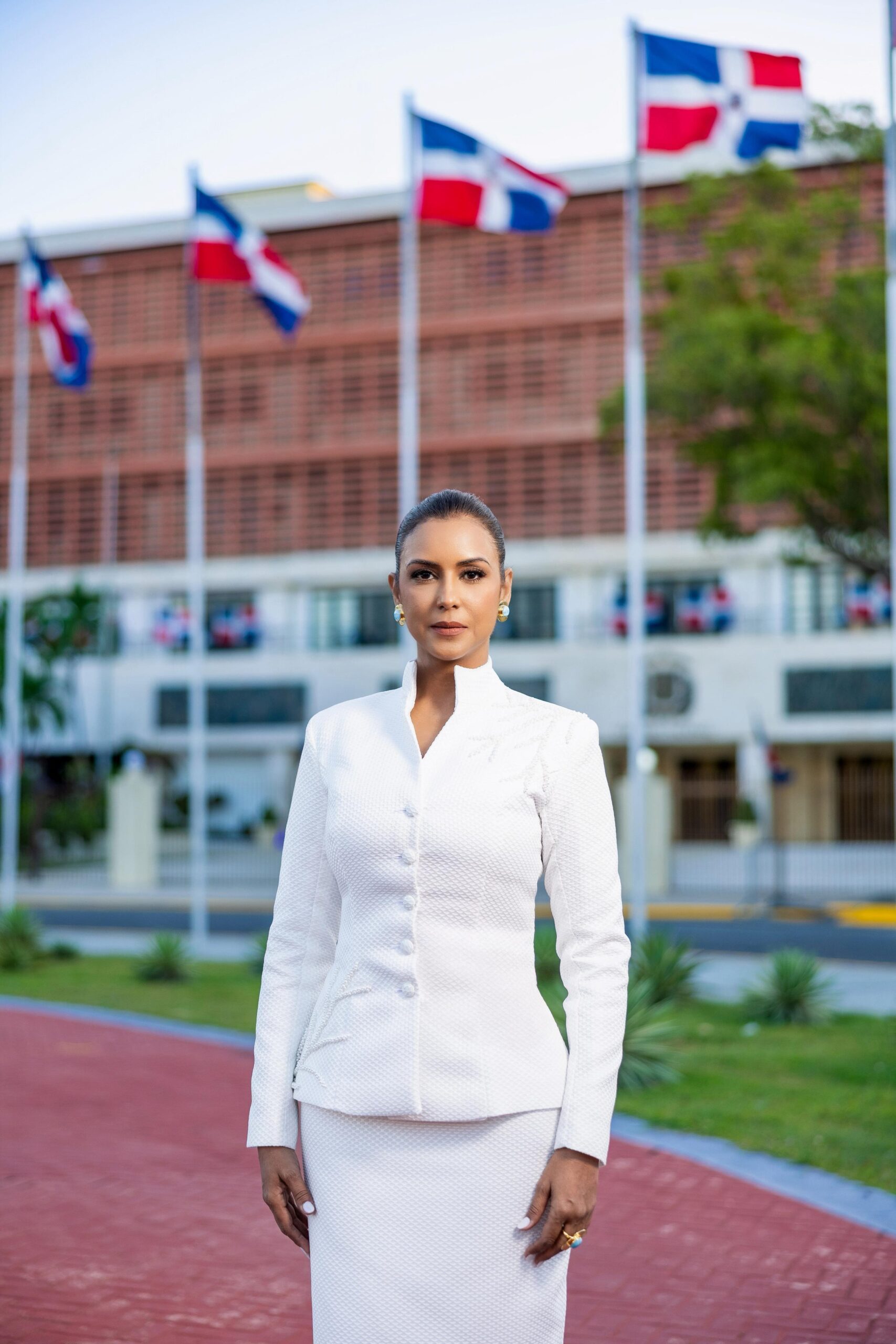 Selinée Méndez proyecta elegancia y liderazgo en el Congreso Nacional, vestida de Suzelle Taveras