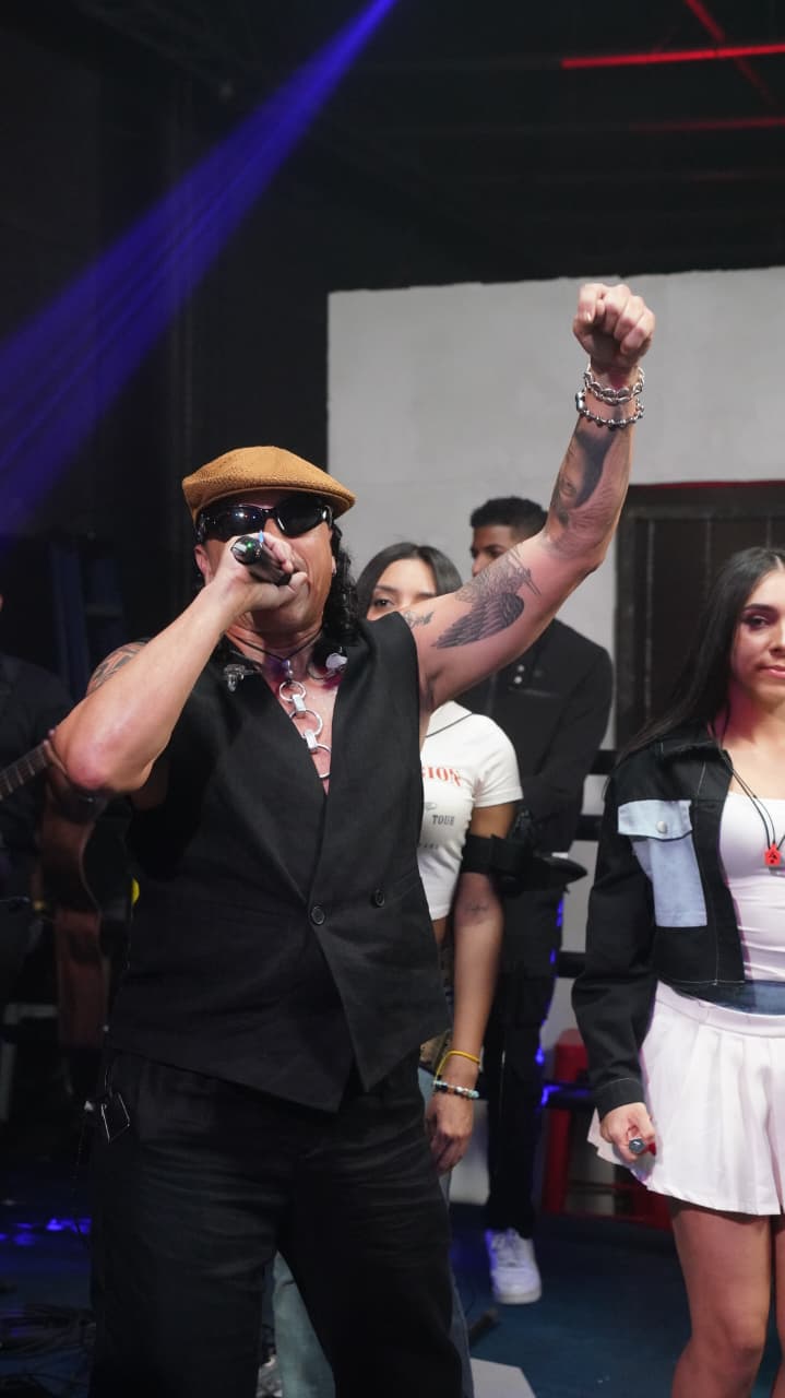 A ritmo de “Suavemente”, Elvis Crespo enciende La Casa de Alofoke