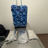 Detienen extranjero intentó viajar a España con tres láminas de presunta cocaína oculta en maleta