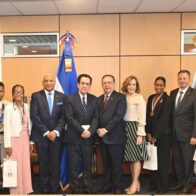 Valdez Albizu recibe al embajador Tony Raful y a estudiantes dominicanos destacados en España