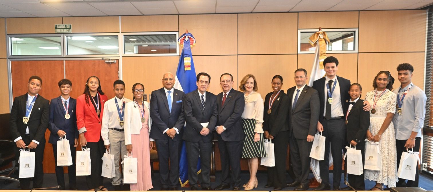 Valdez Albizu recibe al embajador Tony Raful y a estudiantes dominicanos destacados en España