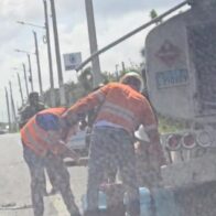 Fuerte taponamiento vehicular en la avenida Ecológica tras accidente de camión cisterna
