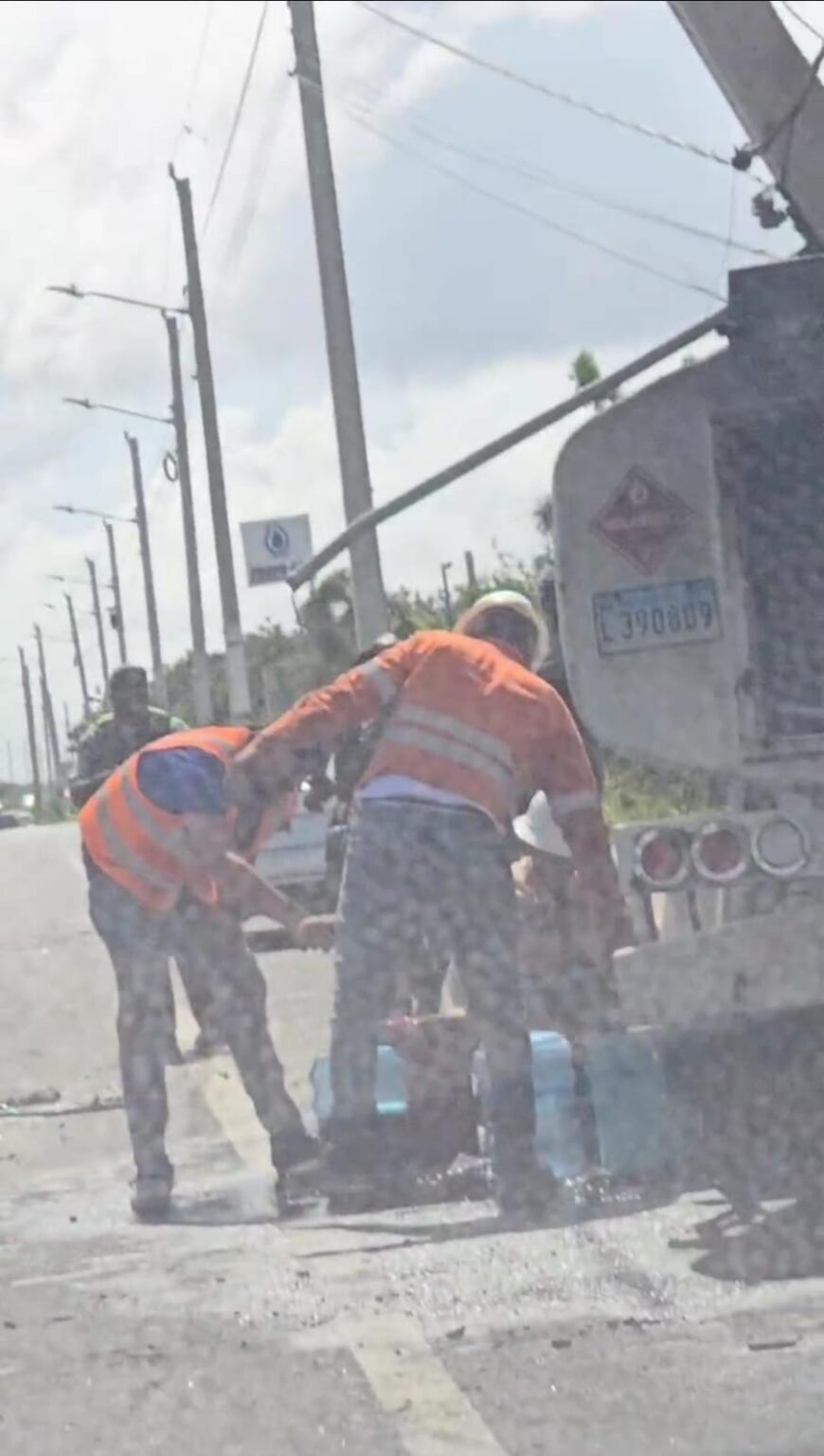 Fuerte taponamiento vehicular en la avenida Ecológica tras accidente de camión cisterna