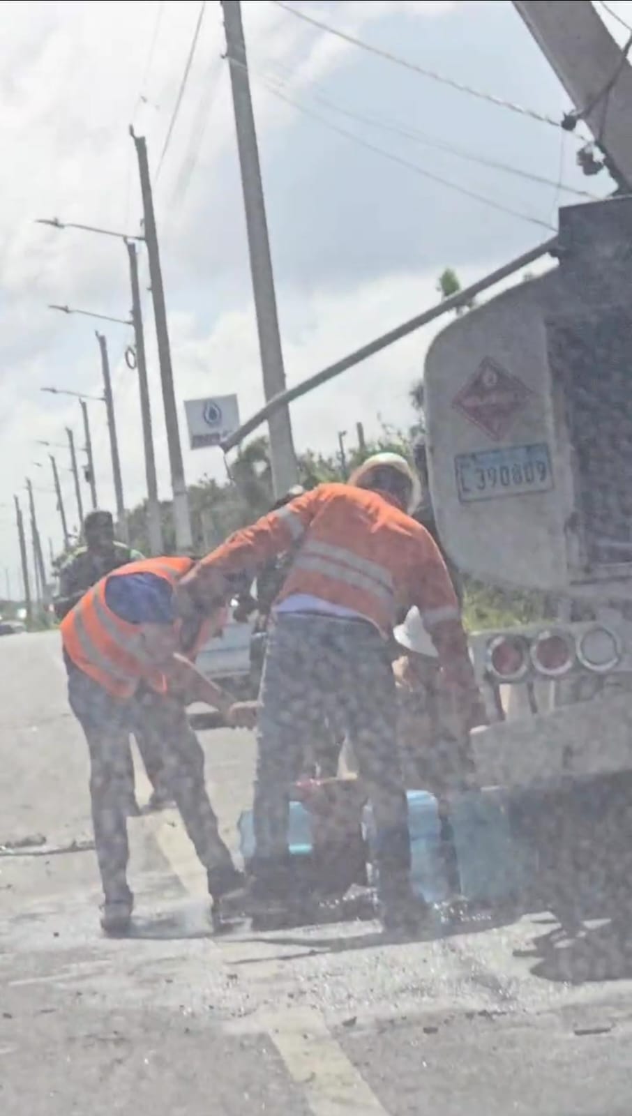 Fuerte taponamiento vehicular en la avenida Ecológica tras accidente de camión cisterna