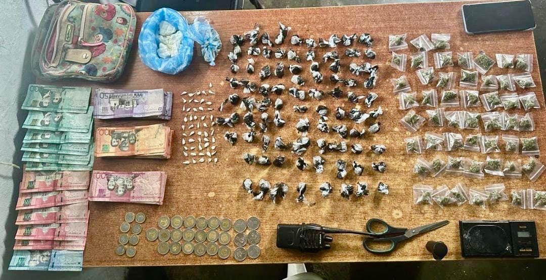 Desmantelan punto de venta de drogas en Sabana Iglesia y arrestan hombre con cocaína, marihuana y heroína