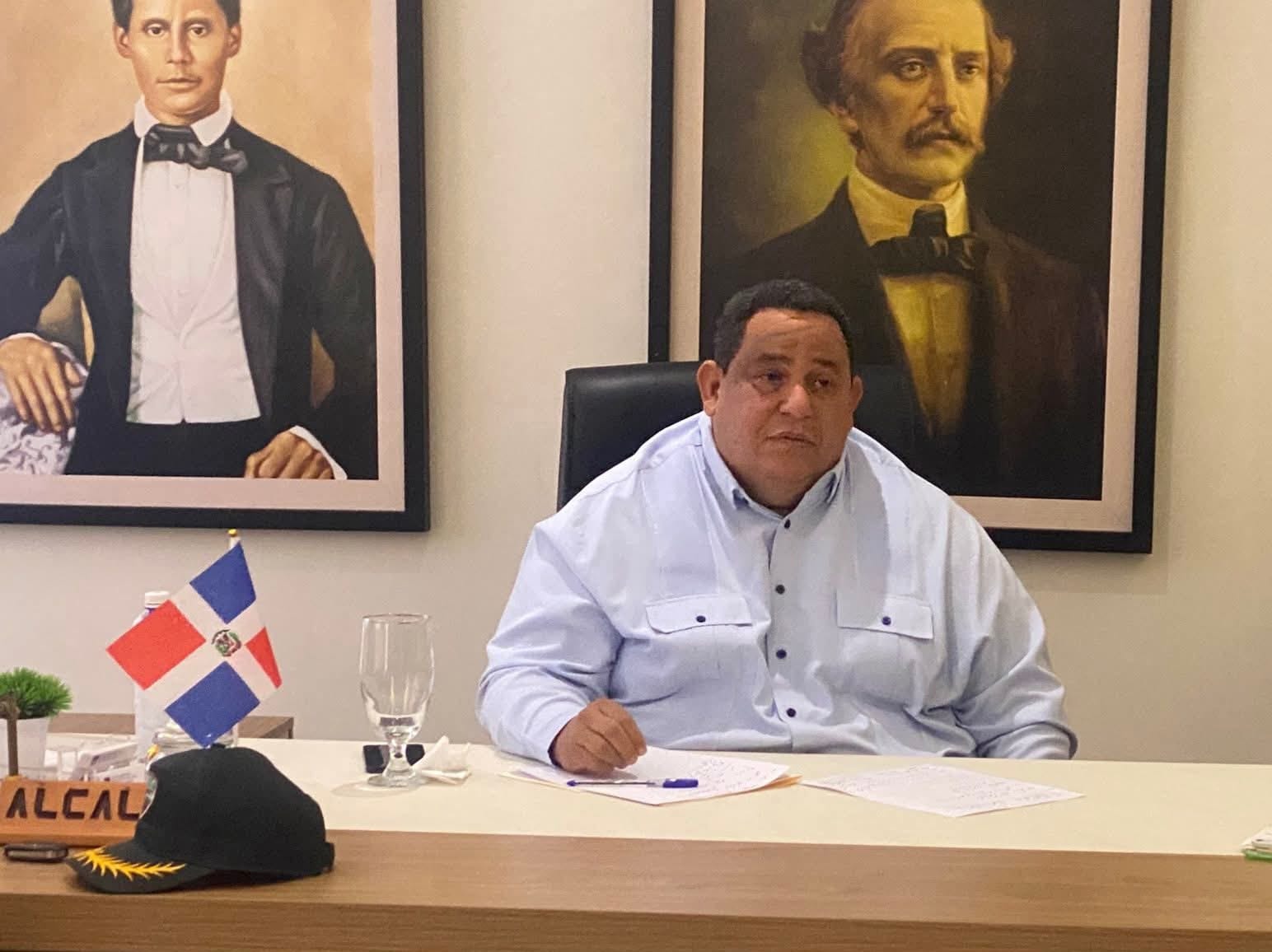 Alcalde Rafael Hidalgo prohíbe armas de fuego en las Fiestas Patronales Azua 2025