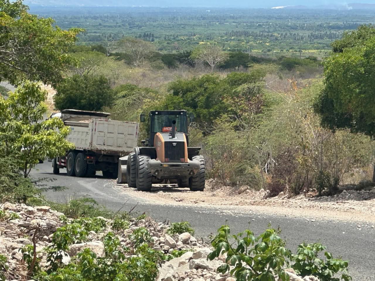 MOPC desarrolla jornada de habilitación en la carretera Los Negros – Barreras, Azua