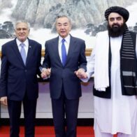 Talibanes y Pakistán tratan comercio y tránsito de personas en cumbre trilateral con China