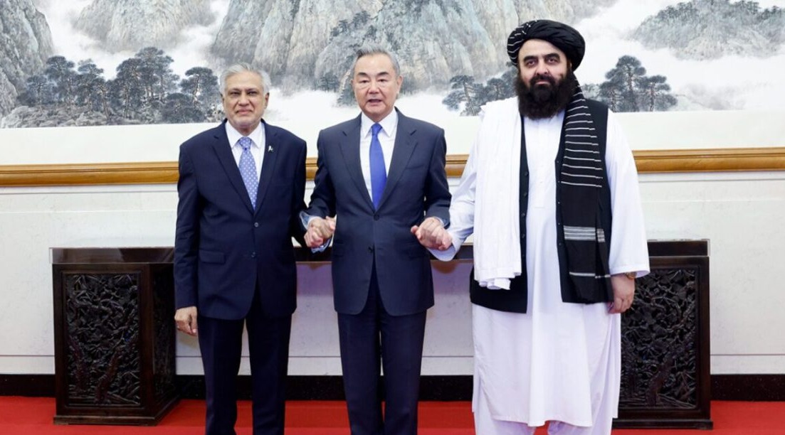 Talibanes y Pakistán tratan comercio y tránsito de personas en cumbre trilateral con China