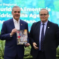 El presidente Luis Abinader junto al economista jefe de la Organización de las Naciones Unidas para la Alimentación y la Agricultura (FAO), Máximo Torero.