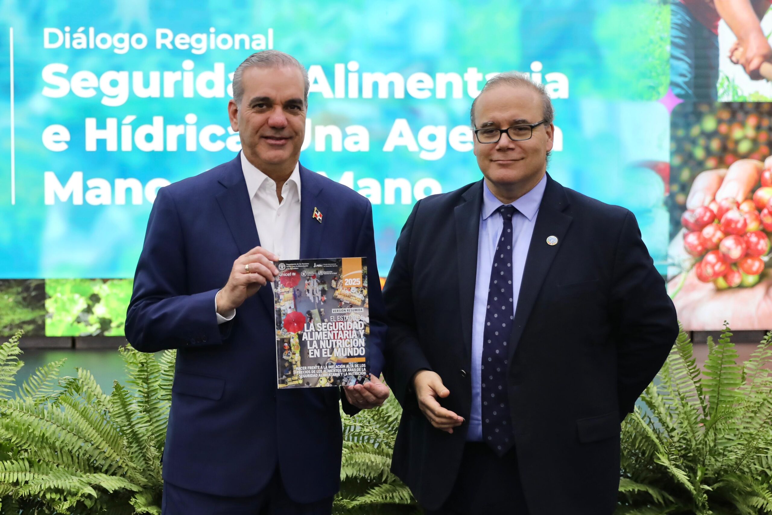 El presidente Luis Abinader junto al economista jefe de la Organización de las Naciones Unidas para la Alimentación y la Agricultura (FAO), Máximo Torero.