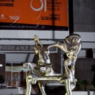 Fundación Iván Tovar presenta la escultura monumental The Chaise Adulte de Iván Tovar