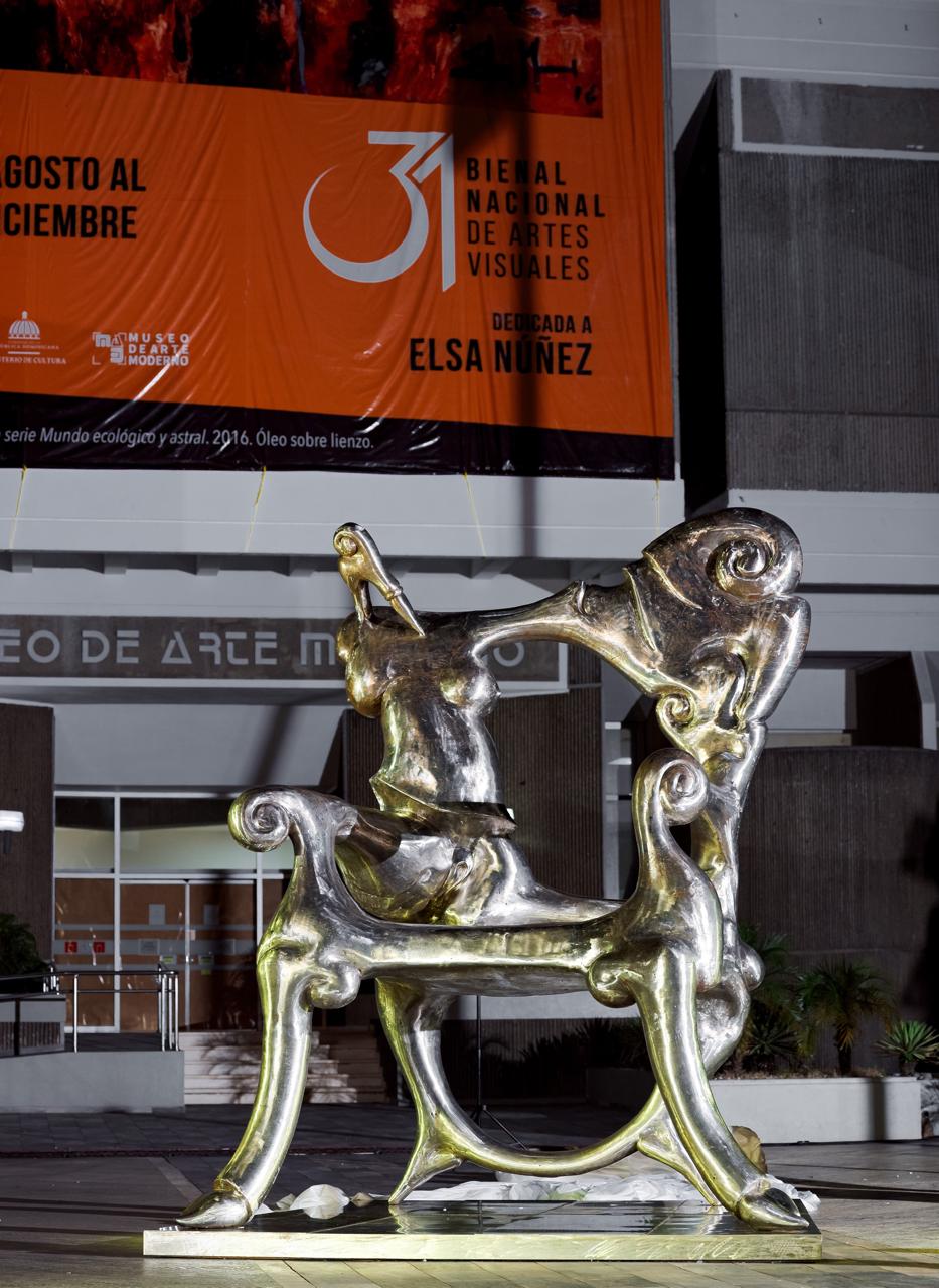 Fundación Iván Tovar presenta la escultura monumental The Chaise Adulte de Iván Tovar
