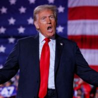 El presidente de Estados Unidos, Donald Trump, celebró la "gran victoria" de Texas al aprobarse, provisionalmente, un nuevo mapa electoral que haría sumar más escaños a los republicanos en las elecciones de medio mandato, y aseguró que otros estados como Florida e Indiana están buscando hacer lo mismo que el estado sureño. Así ha reaccionado Trump en su red social, Truth Social, después de que la Cámara de Representantes de Texas aprobara un nuevo y controvertido mapa electoral que supondría que los republicanos sumen cinco escaños más por Texas en el Congreso en las elecciones de medio término. "Gran VICTORIA para el Gran Estado de Texas!!! (…). Texas nunca nos decepciona", celebró Trump que se allanara el camino hacia los "cinco escaños más" en el Congreso para "salvar" no solo los "derechos" y "libertades" de Estados Unidos, sino al propio país en sí. El republicano, que aseguró que otros estados como Florida e Indiana buscan hacer lo mismo que Texas, defendió que más escaños para el Partido Republicano suponen "menos" criminalidad, una mejor economía y una segunda enmienda -la relativa al derecho a poseer y portar armas- más "fuerte". Más escaños republicanos también significan "felicidad y paz", continuó diciendo Trump en Truth Social, donde también llamó a los republicanos a parar el voto por correo -un "fraude total"- y hacerse con papeletas físicas antes de que sea tarde. "Si hacemos esas dos cosas, ganaremos cien escaños más, y el DESHONESTO juego de la política se acabará. Dios bendiga América", concluyó su mensaje Trump, que aseguró el lunes que firmará una orden ejecutiva para poner fin al voto por correo y las máquinas de votación para "aportar honestidad" a las elecciones legislativas de medio mandato de 2026. De 25 a 30 escaños por Texas La aprobación provisional del mapa electoral de Texas, al que se han opuesto los demócratas con ahínco pero sin resultado dada la mayoría republicana en la Cámara de Representantes de Texas, supone un avance en el plan de Trump para mantener la mayoría de la Cámara Baja de Estados Unidos en las elecciones de medio término. Se celebrarán en noviembre de 2026 y se renovará la totalidad de la Cámara Baja y un tercio del Senado. Con el nuevo mapa de Texas, se verían amenazados varios de los distritos que actualmente tienen representación demócrata, en especial distritos de mayorías latinas y afroamericanas. De este modo, los republicanos podrían pasar a controlar 30 de los 38 escaños que le corresponden al estado de Texas en la Cámara Baja, frente a los 25 que ostentan actualmente.