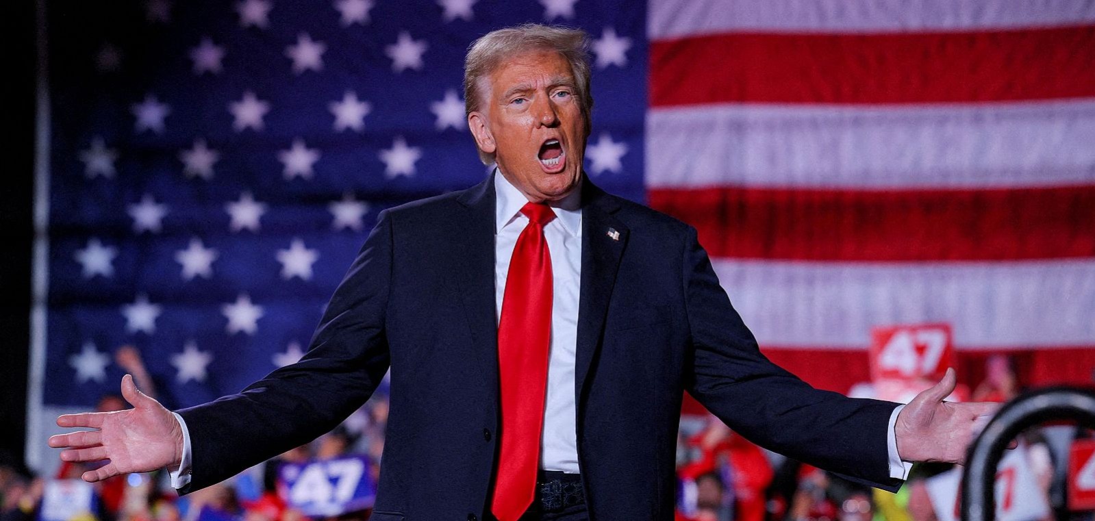 El presidente de Estados Unidos, Donald Trump, celebró la "gran victoria" de Texas al aprobarse, provisionalmente, un nuevo mapa electoral que haría sumar más escaños a los republicanos en las elecciones de medio mandato, y aseguró que otros estados como Florida e Indiana están buscando hacer lo mismo que el estado sureño. Así ha reaccionado Trump en su red social, Truth Social, después de que la Cámara de Representantes de Texas aprobara un nuevo y controvertido mapa electoral que supondría que los republicanos sumen cinco escaños más por Texas en el Congreso en las elecciones de medio término. "Gran VICTORIA para el Gran Estado de Texas!!! (…). Texas nunca nos decepciona", celebró Trump que se allanara el camino hacia los "cinco escaños más" en el Congreso para "salvar" no solo los "derechos" y "libertades" de Estados Unidos, sino al propio país en sí. El republicano, que aseguró que otros estados como Florida e Indiana buscan hacer lo mismo que Texas, defendió que más escaños para el Partido Republicano suponen "menos" criminalidad, una mejor economía y una segunda enmienda -la relativa al derecho a poseer y portar armas- más "fuerte". Más escaños republicanos también significan "felicidad y paz", continuó diciendo Trump en Truth Social, donde también llamó a los republicanos a parar el voto por correo -un "fraude total"- y hacerse con papeletas físicas antes de que sea tarde. "Si hacemos esas dos cosas, ganaremos cien escaños más, y el DESHONESTO juego de la política se acabará. Dios bendiga América", concluyó su mensaje Trump, que aseguró el lunes que firmará una orden ejecutiva para poner fin al voto por correo y las máquinas de votación para "aportar honestidad" a las elecciones legislativas de medio mandato de 2026. De 25 a 30 escaños por Texas La aprobación provisional del mapa electoral de Texas, al que se han opuesto los demócratas con ahínco pero sin resultado dada la mayoría republicana en la Cámara de Representantes de Texas, supone un avance en el plan de Trump para mantener la mayoría de la Cámara Baja de Estados Unidos en las elecciones de medio término. Se celebrarán en noviembre de 2026 y se renovará la totalidad de la Cámara Baja y un tercio del Senado. Con el nuevo mapa de Texas, se verían amenazados varios de los distritos que actualmente tienen representación demócrata, en especial distritos de mayorías latinas y afroamericanas. De este modo, los republicanos podrían pasar a controlar 30 de los 38 escaños que le corresponden al estado de Texas en la Cámara Baja, frente a los 25 que ostentan actualmente.