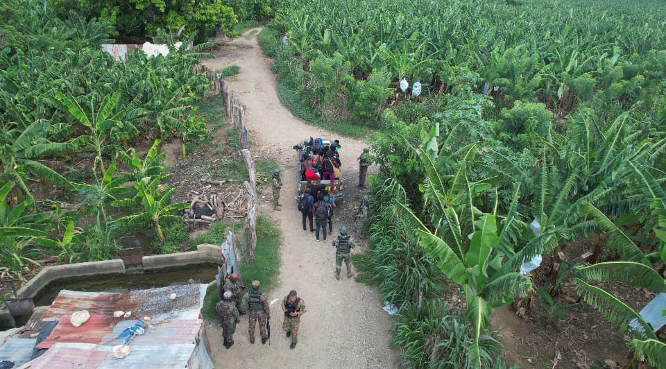 Con drones Ejército localiza y detiene a 17 haitianos indocumentados en Mao
