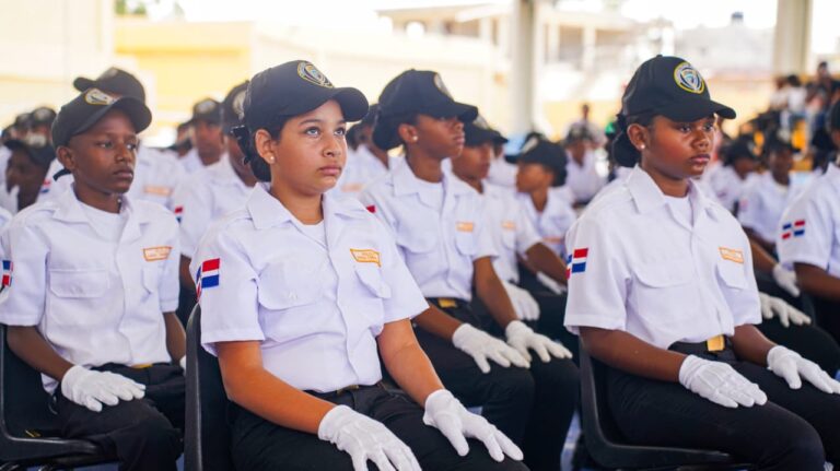 Policía Nacional gradúa a 250 jóvenes en programa comunitario en Santo Domingo Este