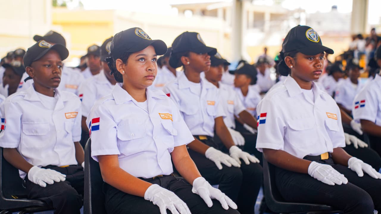 Policía Nacional gradúa a 250 jóvenes en programa comunitario en Santo Domingo Este