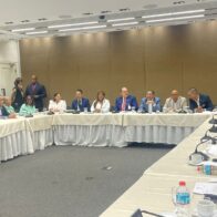 Ministro de Hacienda junto a diputados.