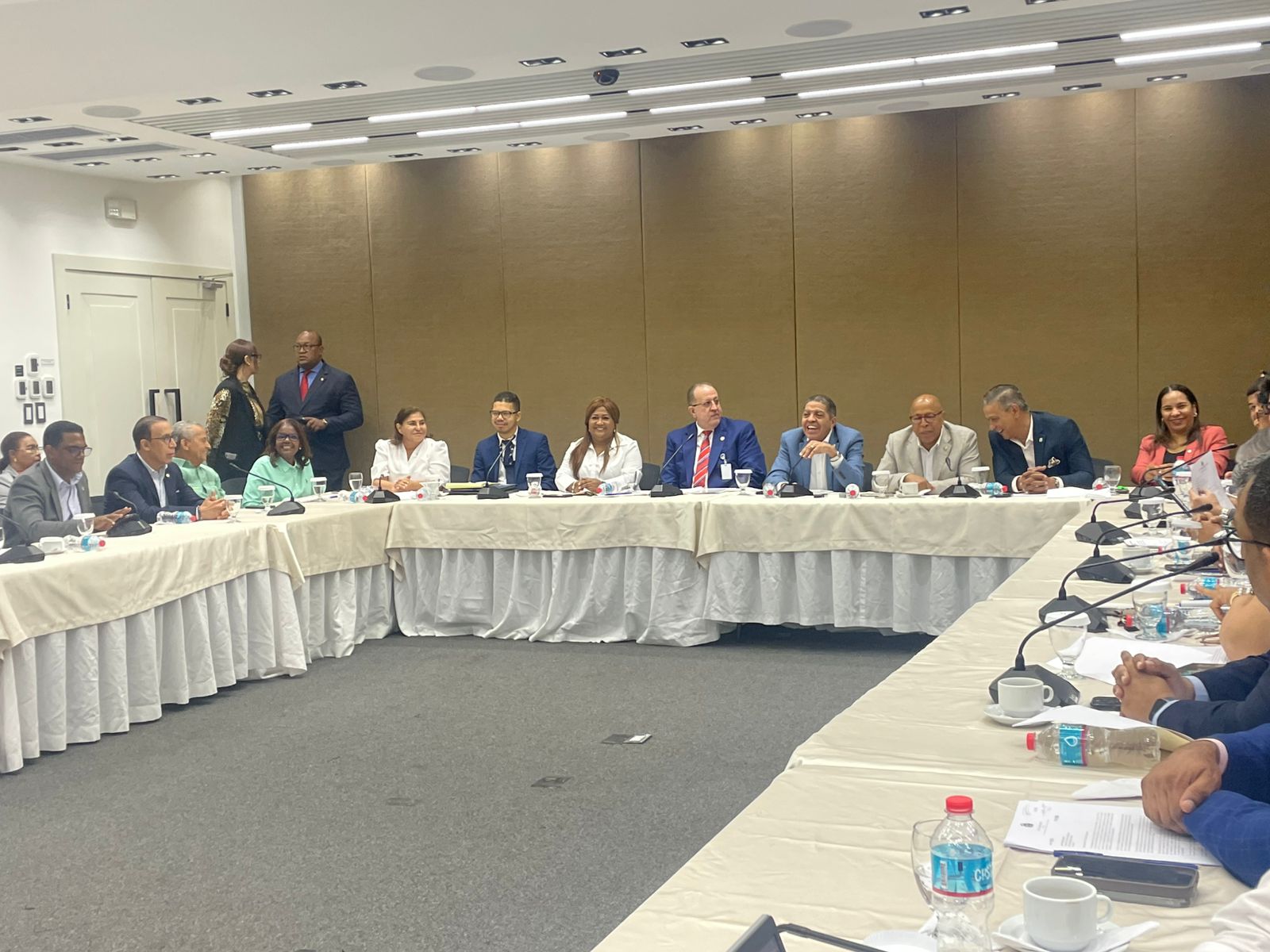 Ministro de Hacienda junto a diputados.