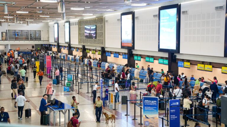 Nueva medida: dividen por género filas de chequeo en el Aeropuerto de Las Américas y pasajeros muestran confusión 5 | Noticias de hoy en República Dominicana WhatsApp Image 2025 08 22 at 2.05.21 PM | Noticias de hoy en De Último Minuto
