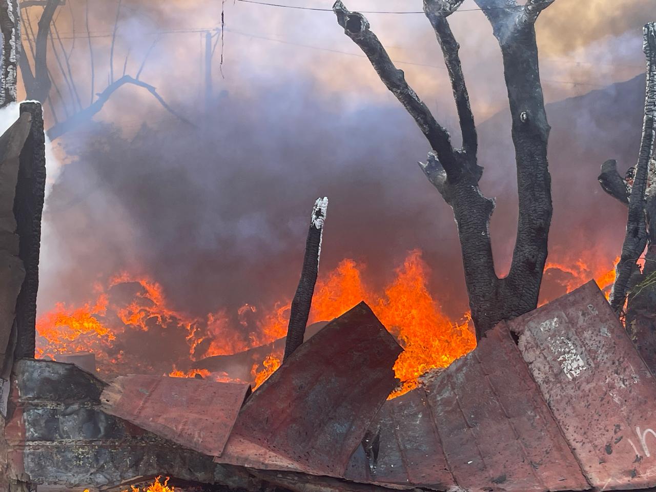 Incendio reduce a cenizas una vivienda y un depósito de telas en Santiago Oeste
