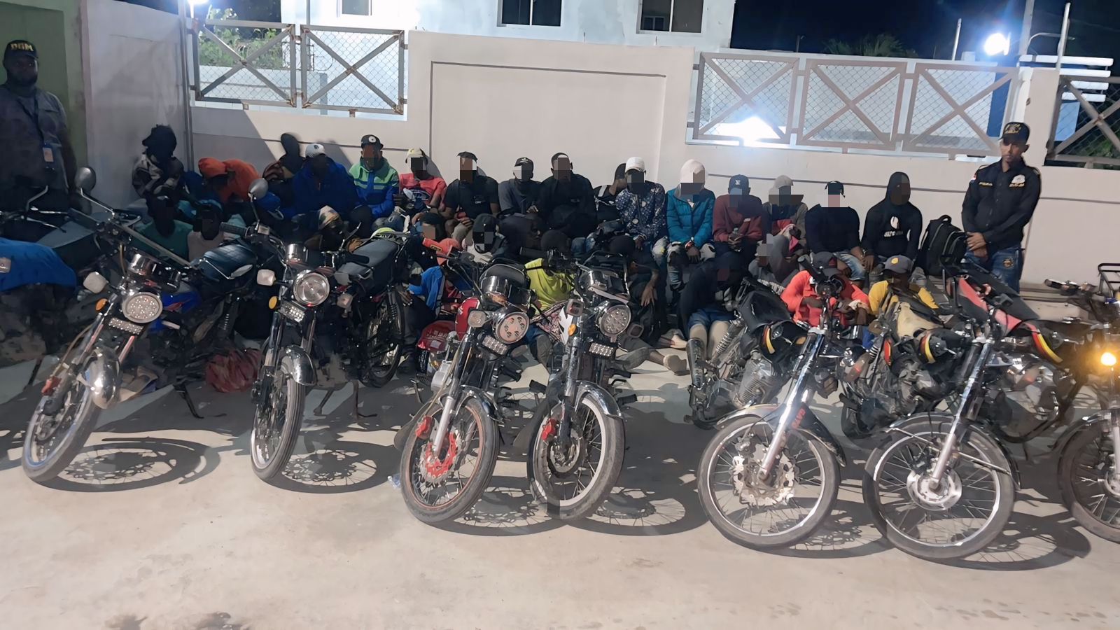 DGM detiene grupo de motoristas indocumentados en las proximidades de Azúa